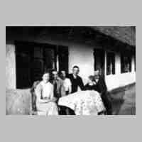 092-0053 Links das Ehepaar Ting mit Tochter Elisabeth vor ihrem Haus in Schiewenau. Rechts Verwandte der Familie.JPG